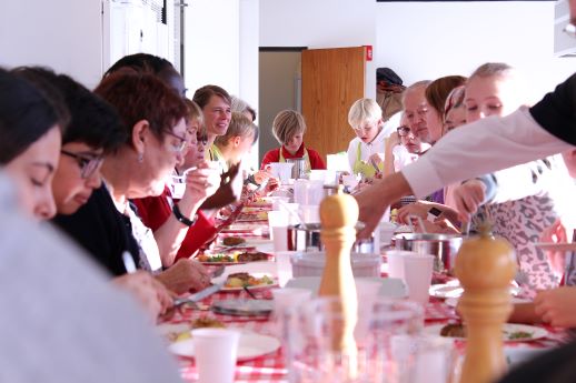 Mad i Generationer – et projekt med inddragelse af ældre frivillige i madkundskab.